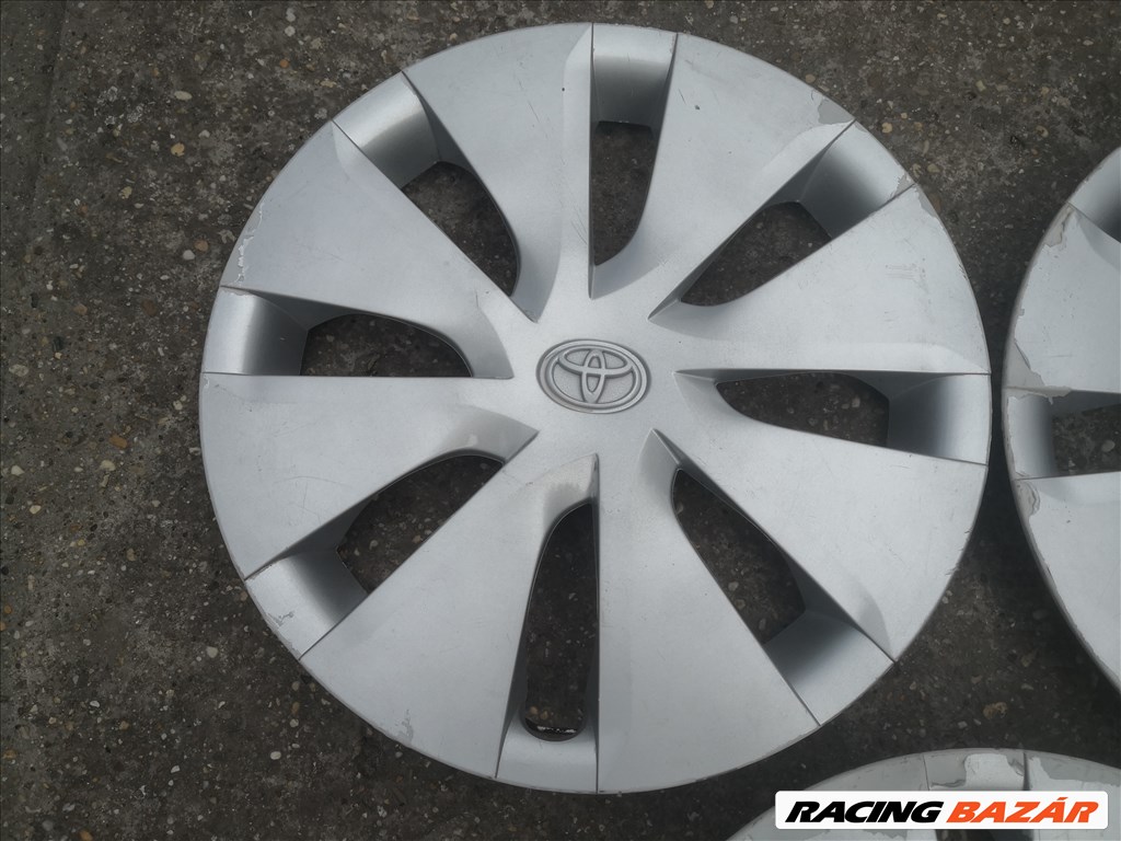 2db Toyota 16-os gyári használt dísztárcsa, a 3.-nak 1 füle hiányzik ajándék. 5600ft a 2db. 3. kép