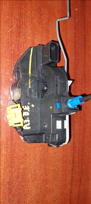 Opel Astra J 5 ajtós jobb első ajtózár 