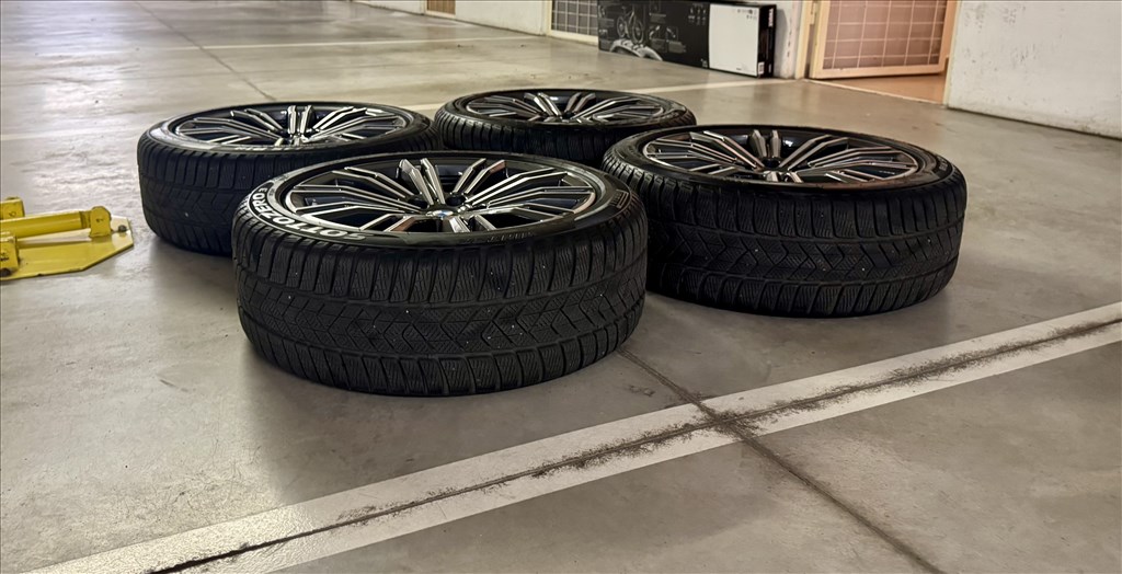  5x112 lyukosztású 18" újszerű (gyári felni) alufelni, rajta 225/45 újszerű Pirelli téli gumi gumi  2. kép