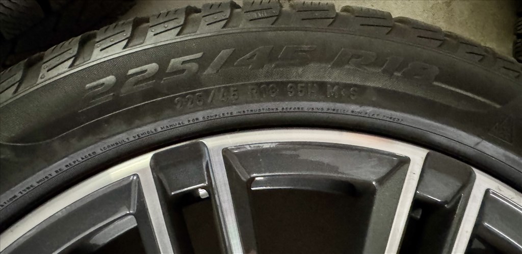  5x112 lyukosztású 18" újszerű (gyári felni) alufelni, rajta 225/45 újszerű Pirelli téli gumi gumi  3. kép