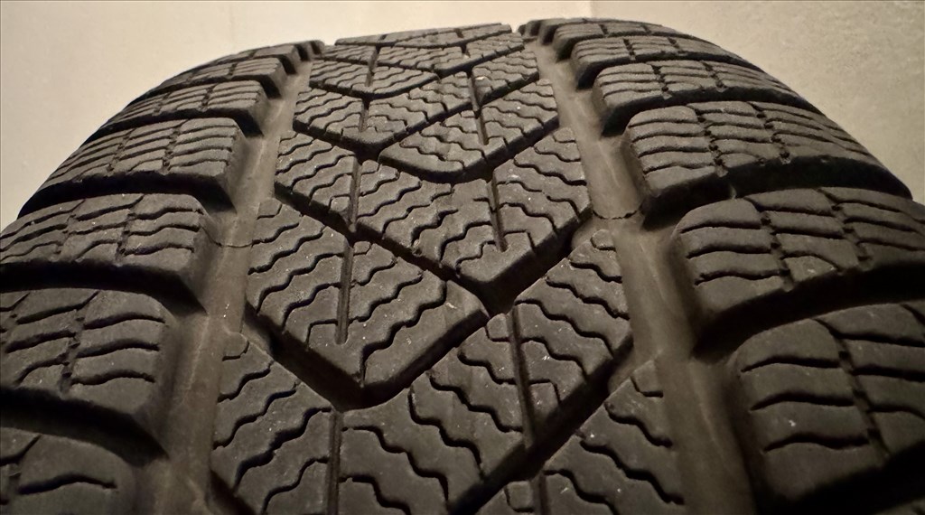  5x112 lyukosztású 18" újszerű (gyári felni) alufelni, rajta 225/45 újszerű Pirelli téli gumi gumi  6. kép