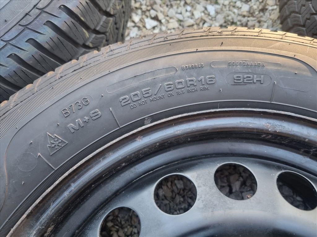  16" újszerű lemezfelni, rajta 205/60 újszerű Sava téli gumi gumi  2. kép