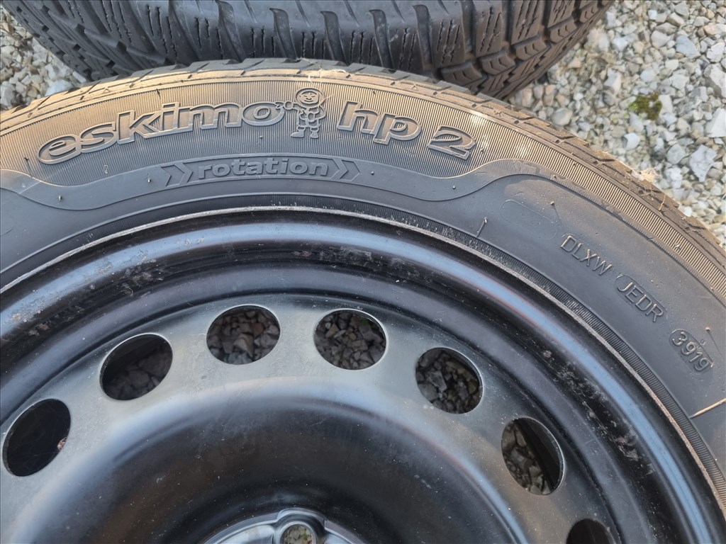  16" újszerű lemezfelni, rajta 205/60 újszerű Sava téli gumi gumi  3. kép