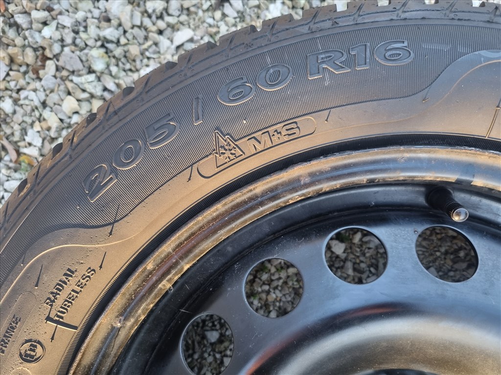  16" újszerű lemezfelni, rajta 205/60 újszerű Sava téli gumi gumi  4. kép