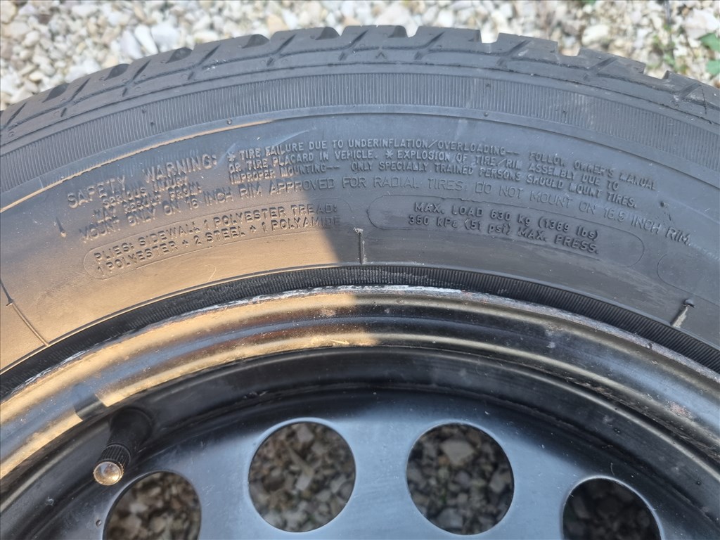  16" újszerű lemezfelni, rajta 205/60 újszerű Sava téli gumi gumi  5. kép