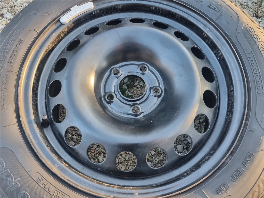  16" újszerű lemezfelni, rajta 205/60 újszerű Sava téli gumi gumi  6. kép