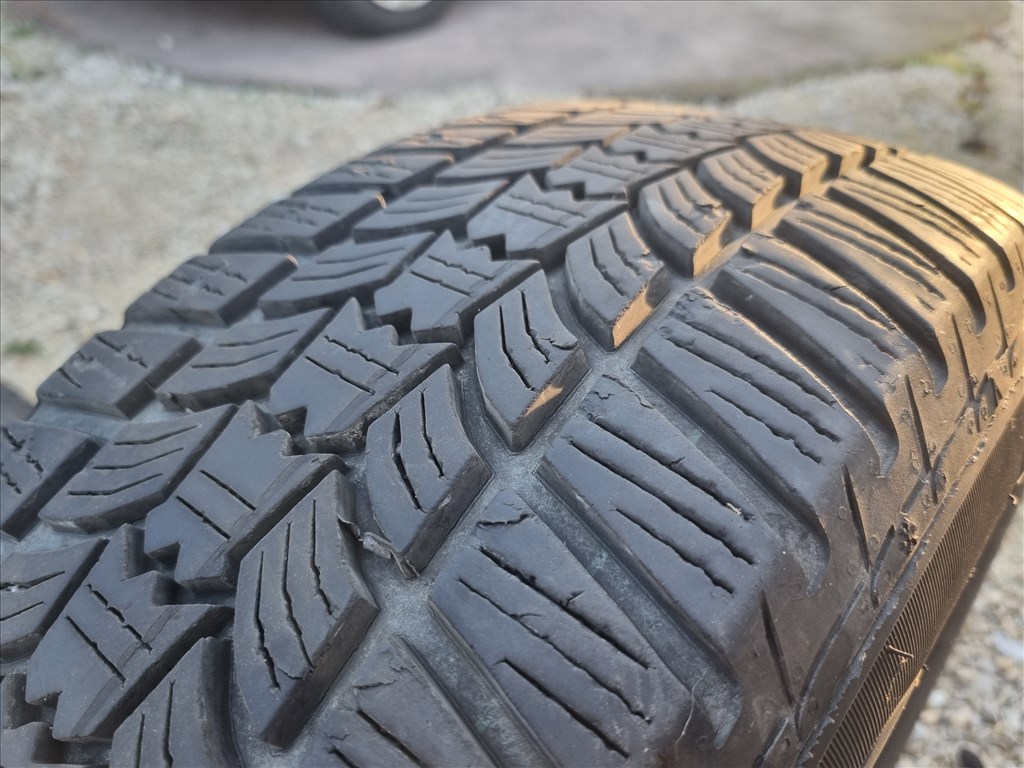  16" újszerű lemezfelni, rajta 205/60 újszerű Sava téli gumi gumi  7. kép