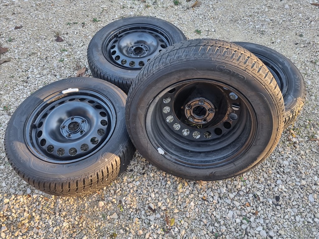  16" újszerű lemezfelni, rajta 205/60 újszerű Sava téli gumi gumi  8. kép