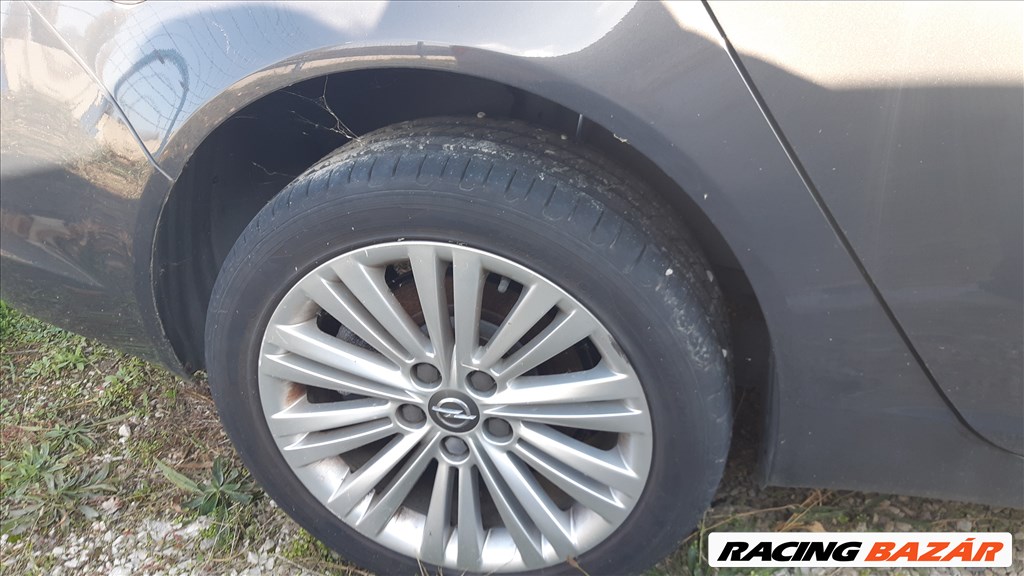  Opel Insignia A 1.6 T sport fenik: 245/45 R18 96W használt Hankook nyári gumik, 1 felni sérült 3. kép