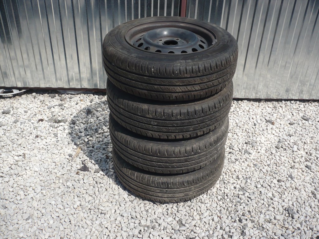  Ford Focus felni nyárigumival 3. kép