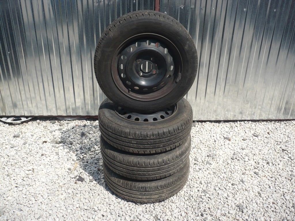  Ford Focus felni nyárigumival 1. kép