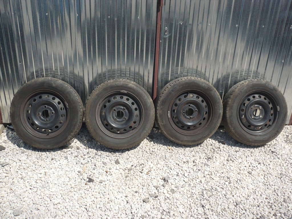  Ford Focus felni nyárigumival 4. kép