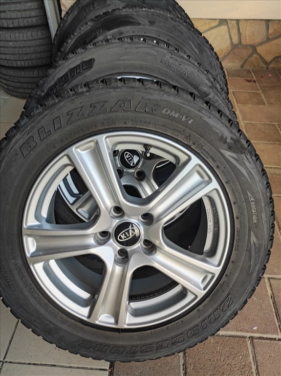  Kia 5x114.3 lyukosztású 17" újszerű alufelni, rajta 225/60 használt Bridgestone téli gumi gumi  1. kép