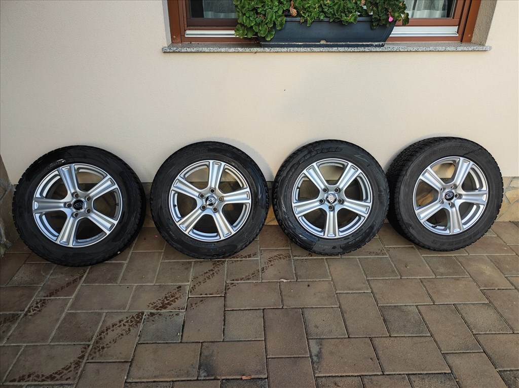  Kia 5x114.3 lyukosztású 17" újszerű alufelni, rajta 225/60 használt Bridgestone téli gumi gumi  2. kép