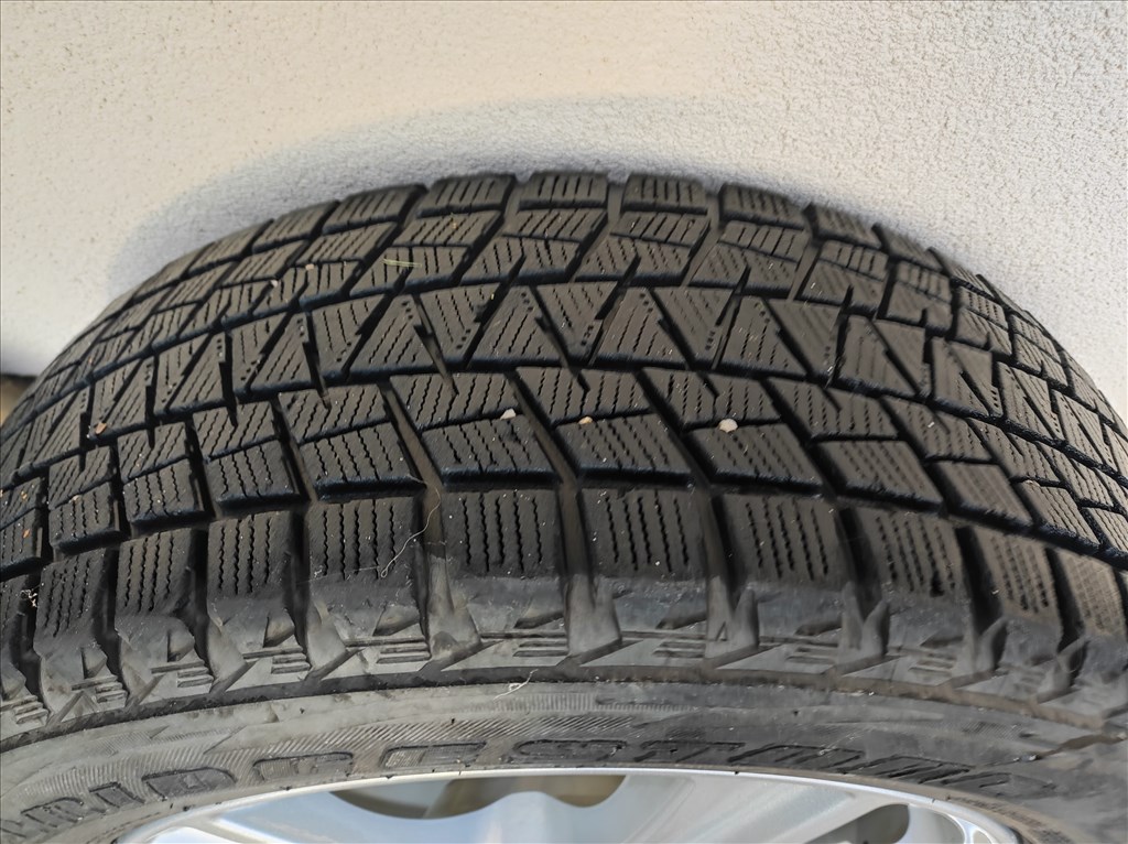  Kia 5x114.3 lyukosztású 17" újszerű alufelni, rajta 225/60 használt Bridgestone téli gumi gumi  3. kép