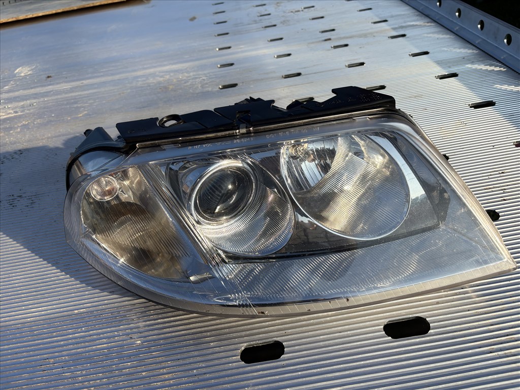 Volkswagen Passat B5 jobb első halogén fényszóró  1. kép