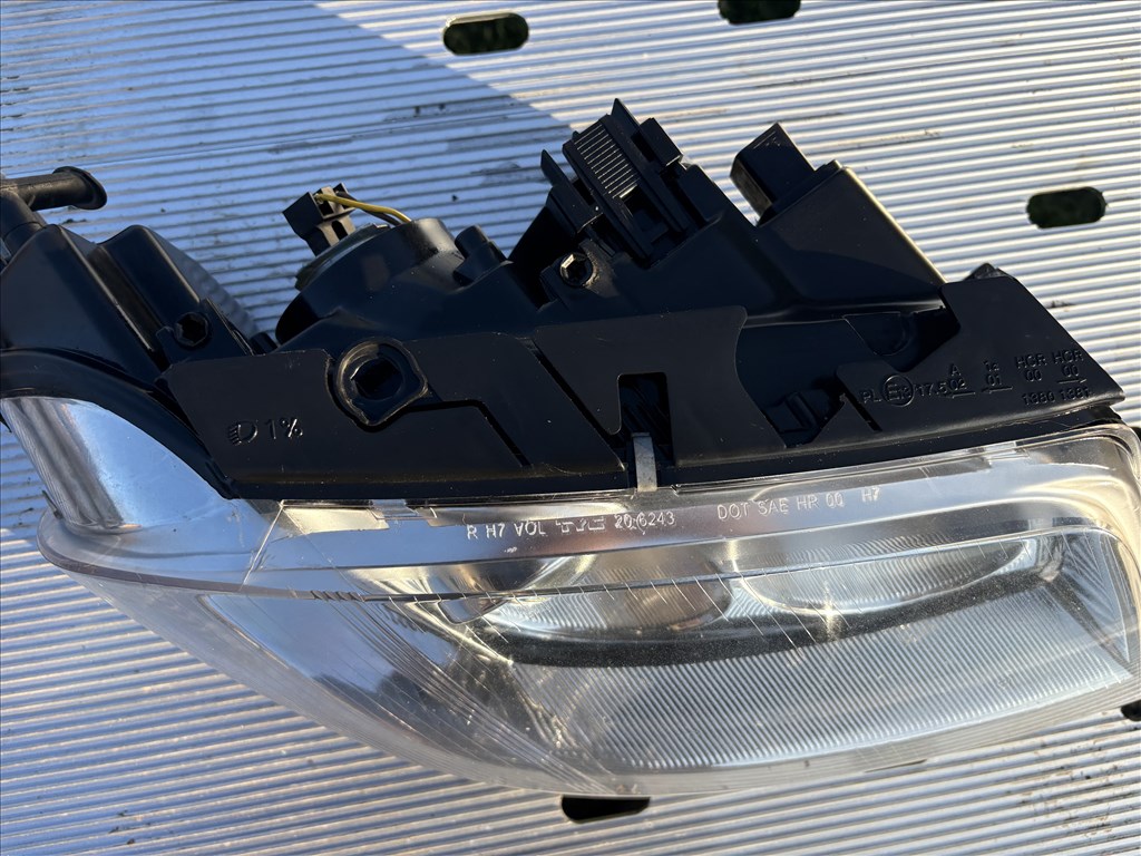 Volkswagen Passat B5 jobb első halogén fényszóró  2. kép