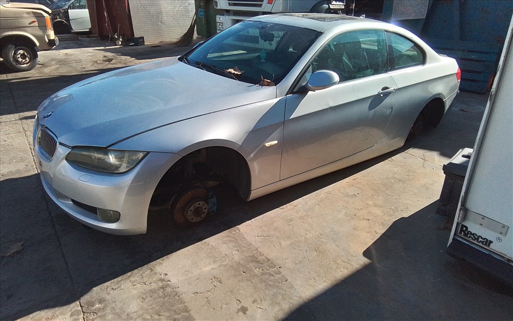 BMW 320 (E90, E91, E92, E93) bontott alkatrészei 2. kép