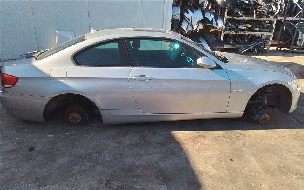 BMW 320 (E90, E91, E92, E93) bontott alkatrészei 7. kép