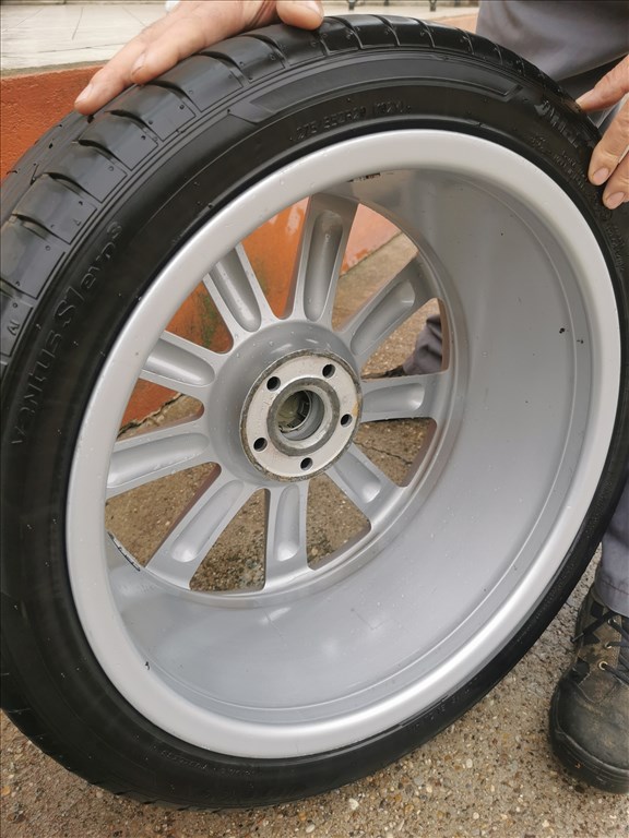  5x112 lyukosztású 20" újszerű (gyári felni) alufelni, rajta 275/35 újszerű Hankook nyári gumi gumi  5. kép