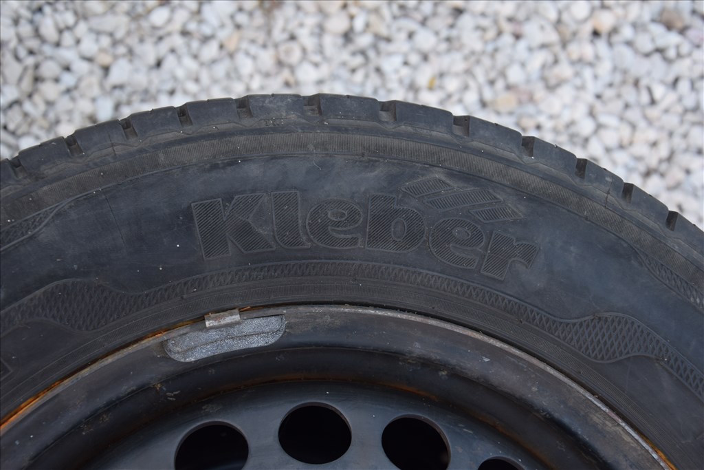  Vw Transporter, 5x120, használt 16 colos (gyári felni), rajta 205/55 Kleber C, négyévszakos gumi   2. kép