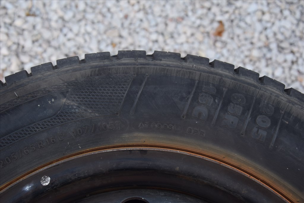  Vw Transporter, 5x120, használt 16 colos (gyári felni), rajta 205/55 Kleber C, négyévszakos gumi   4. kép