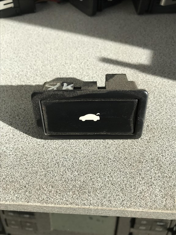 Audi A4 (B8 - 8K) csomagtér ajtó kapcsoló 3d0959831d 1. kép