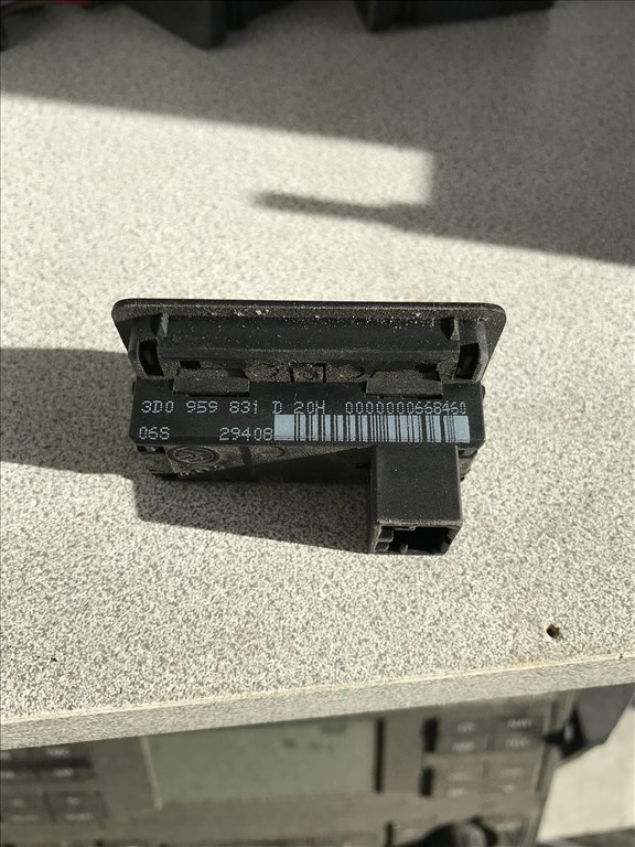 Audi A4 (B8 - 8K) csomagtér ajtó kapcsoló 3d0959831d 2. kép