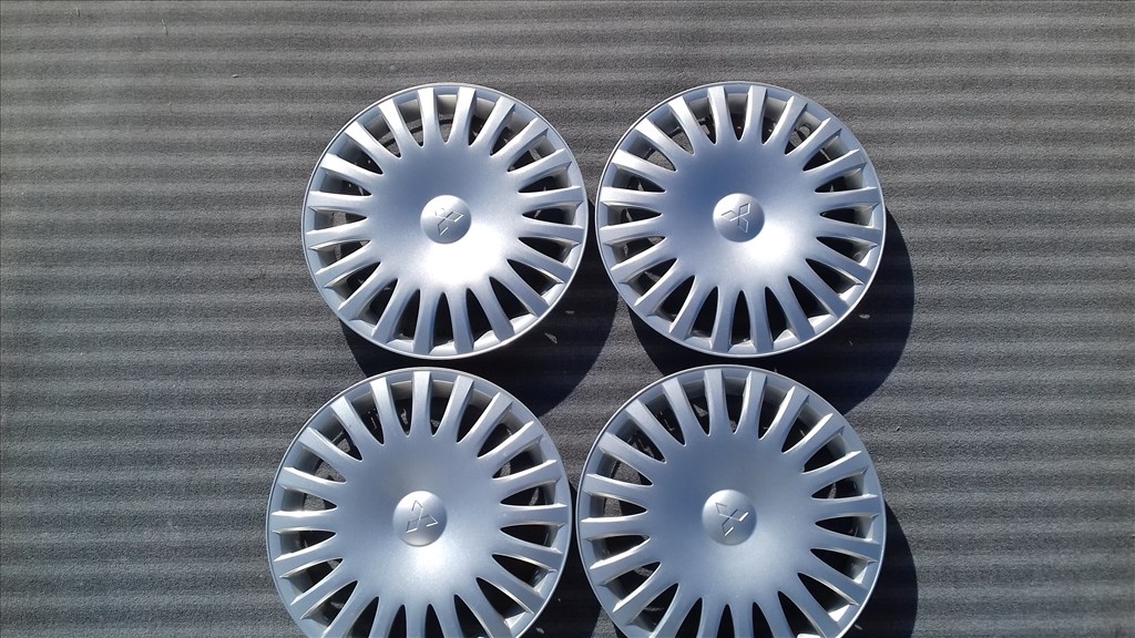 15 colos Mitsubishi dísztárcsa garnitúra 1. kép