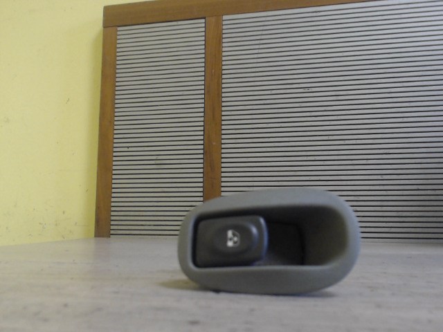 RENAULT MEGANE SCENIC 99-03 Jobb hátsó ablakemelő kapcsoló 1. kép