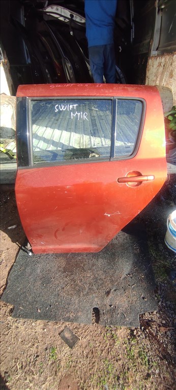 Suzuki Swift IV Bal hátsó ajtó  1. kép