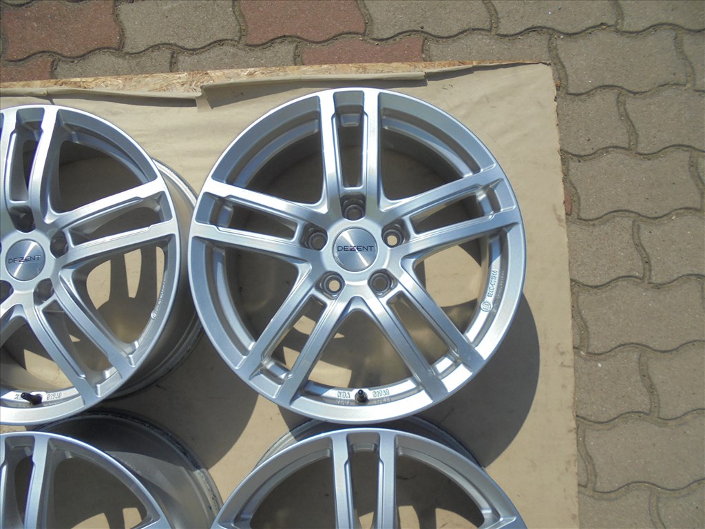 Újszerű 17-es Dezent alufelni eladó 4. kép