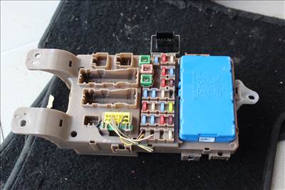 Toyota Corolla E12 2006  biztosítéktábla  8198005040