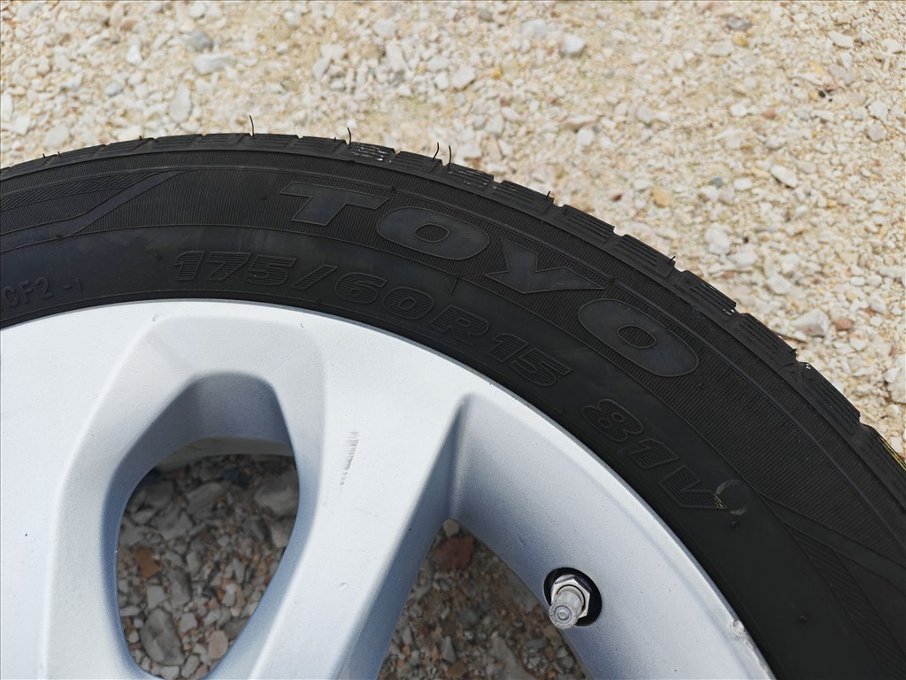 15" 4x100 Nissan Micra gyári alufelni szett nyárigumikkal +TPMS!  9. kép