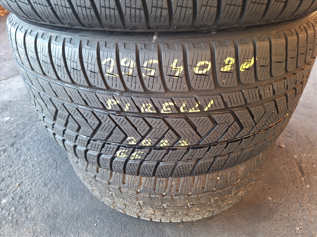  295/40/20"  Pirelli téli gumi  1. kép