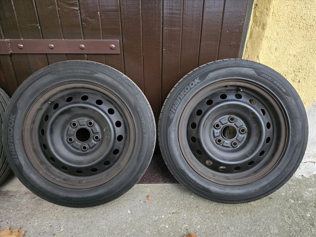 Gyári 16"-os Toyota lemezfelni garnitúra 205/55R16 használt Hankook nyári gumikkal 3. kép