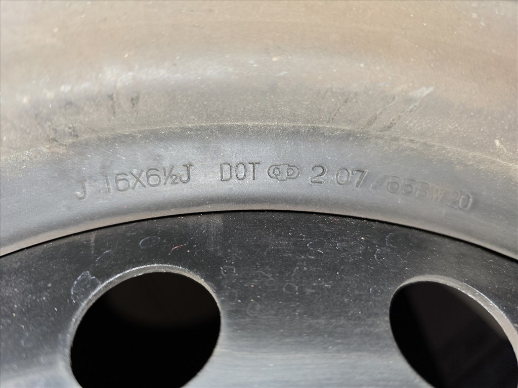 Gyári 16"-os Toyota lemezfelni garnitúra 205/55R16 használt Hankook nyári gumikkal 4. kép