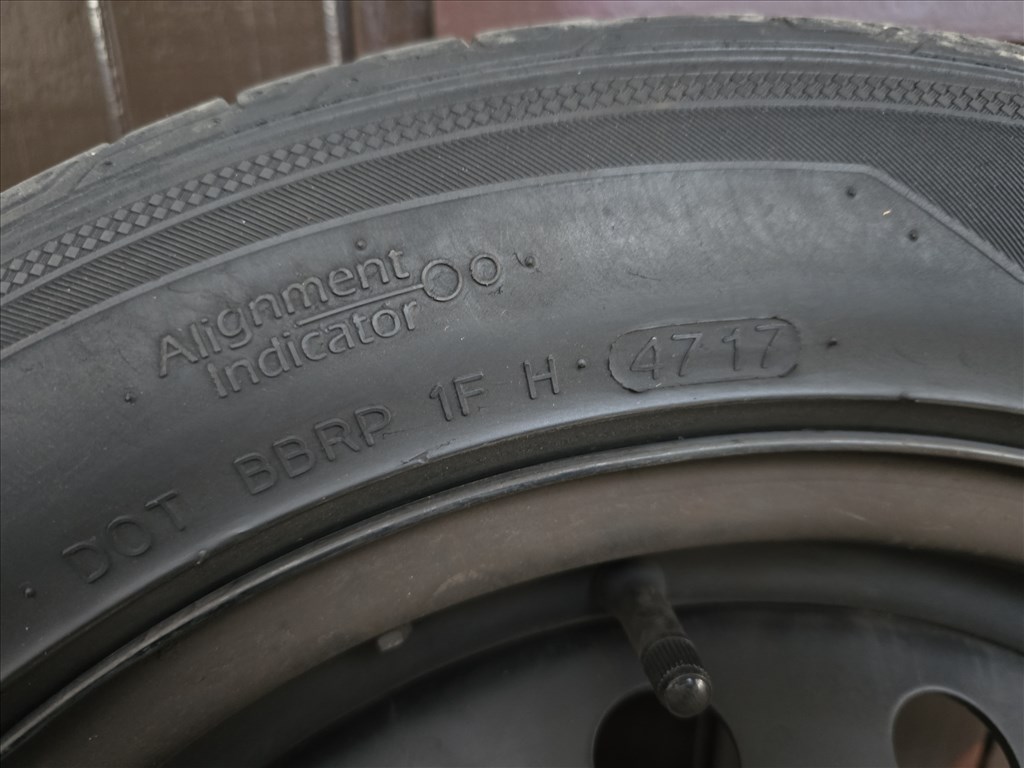Gyári 16"-os Toyota lemezfelni garnitúra 205/55R16 használt Hankook nyári gumikkal 5. kép