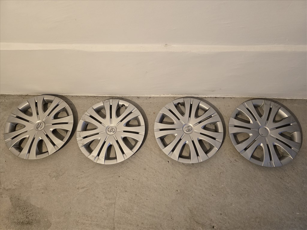 Gyári 16"-os Toyota lemezfelni garnitúra 205/55R16 használt Hankook nyári gumikkal 6. kép