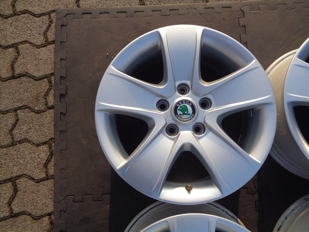 Skoda gyári alufelni 16-os, 5×112-es osztóval jó állapotban eladó.  2. kép