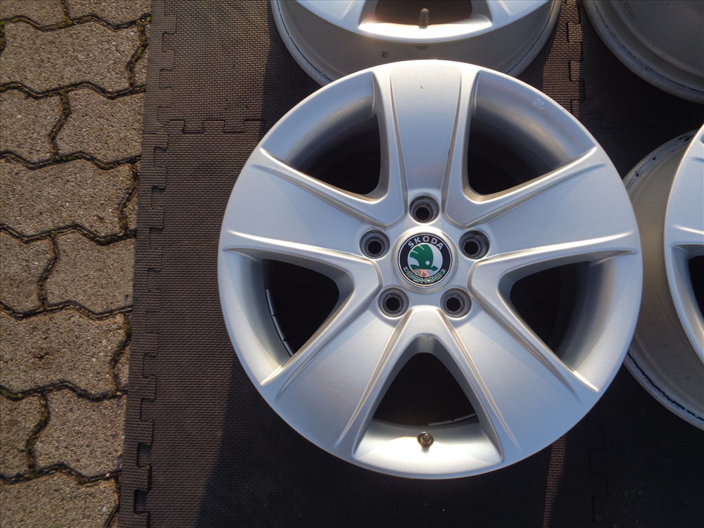 Skoda gyári alufelni 16-os, 5×112-es osztóval jó állapotban eladó.  3. kép