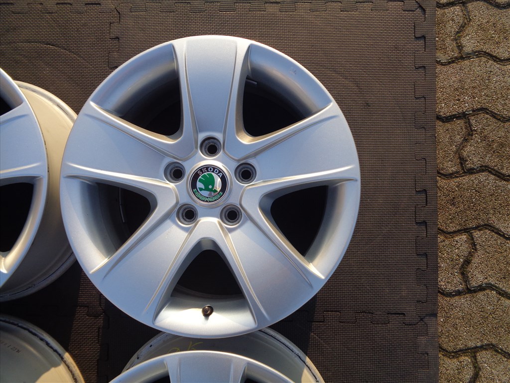 Skoda gyári alufelni 16-os, 5×112-es osztóval jó állapotban eladó.  4. kép
