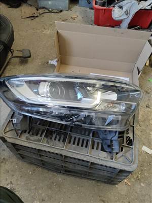 Renault Kadjar Jobb fényszóró  260101096r