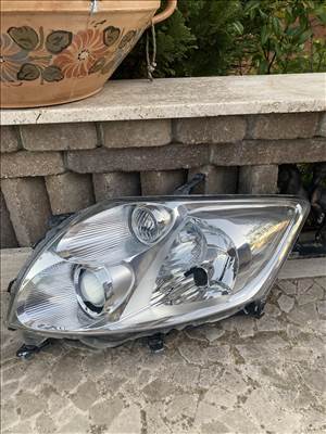 Toyota Auris bal oldali fényszóró (81150-02460)