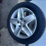  5x114.3 lyukosztású 16" újszerű (gyári felni) lemezfelni,  205/55 újszerű Sava négyévszakos gumi 