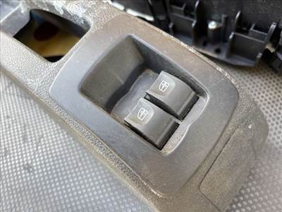 Dacia Logan II DACIA LOGAN II Hátsó középső Ablakemelő Kapcsoló 254279079r