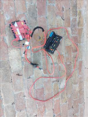 BMW 5-ös sorozat F10, F11 pozitív kábel elosztó, pozitív akkumulátor csatlakozó, biztosíték tábla 9240490 9217034