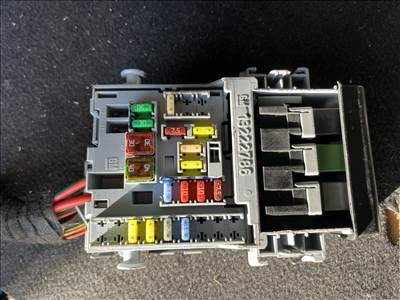 Opel Insignia A utastér biztosítéktábla  13222786