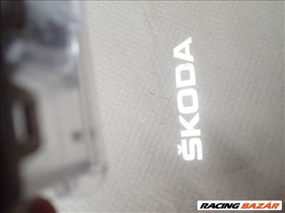 Skoda gyári kilépőfény jobb oldali ajtóhoz 5e3052134d