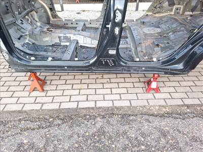 Toyota Avensis 4 ajtós bal küszöb